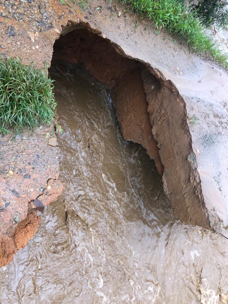 A chuva danificou a ponte e estrada, comprometendo o acesso ao bairro.