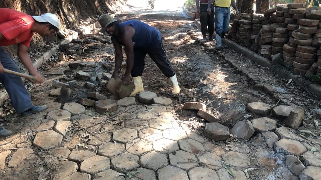 Prefeitura trabalhando: Calçamento da Bahia