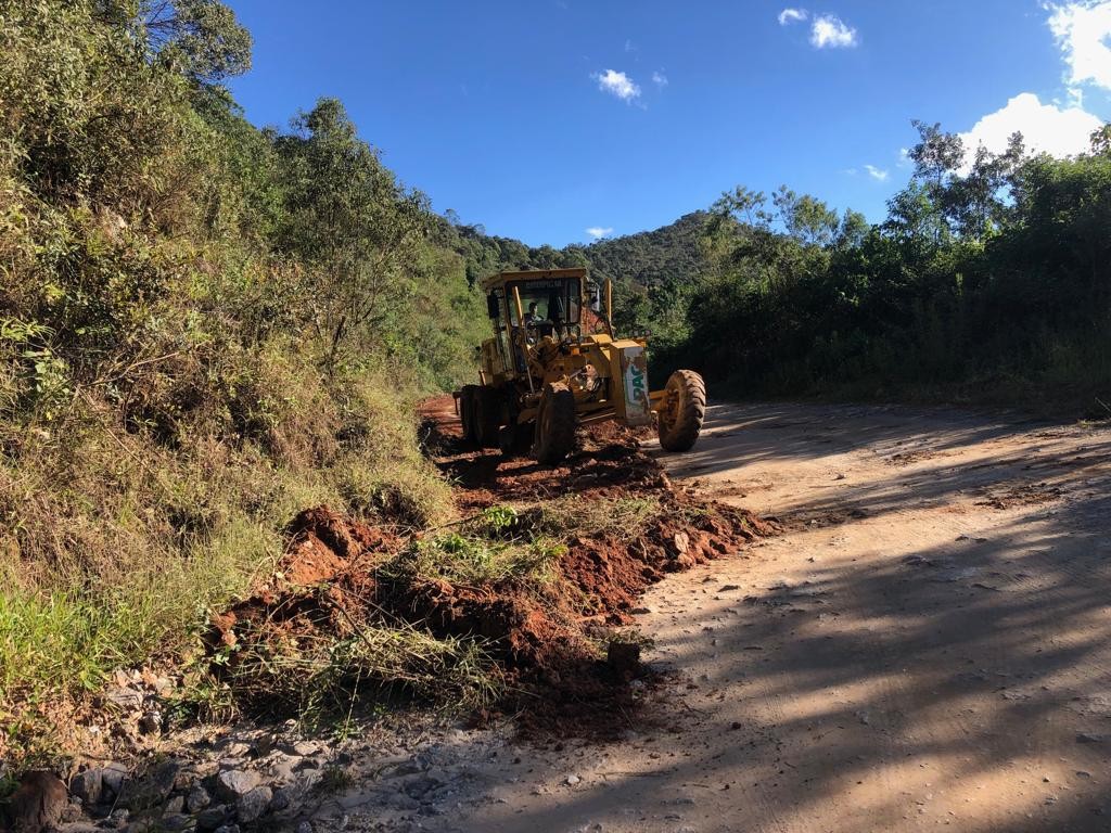 Prefeitura realiza manutenção na LMG-881