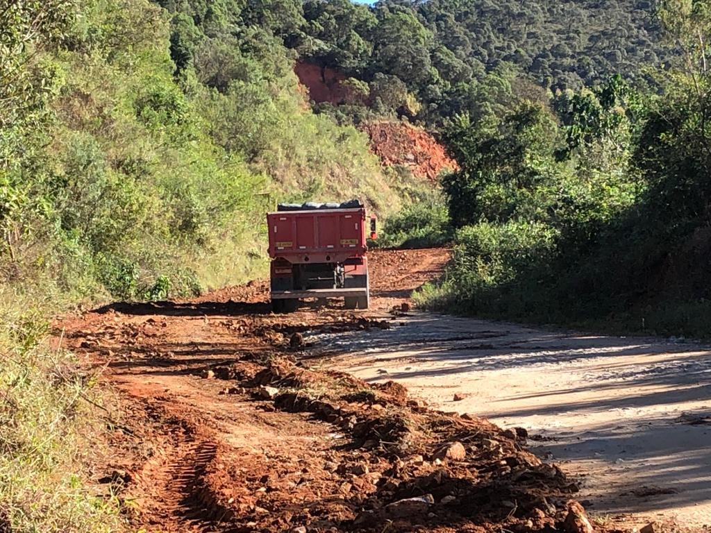 Prefeitura realiza manutenção na LMG 881