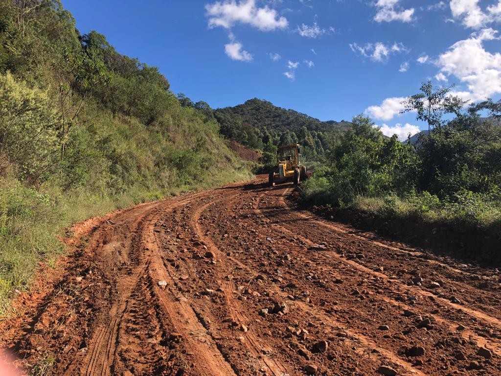 Prefeitura realiza manutenção na LMG881