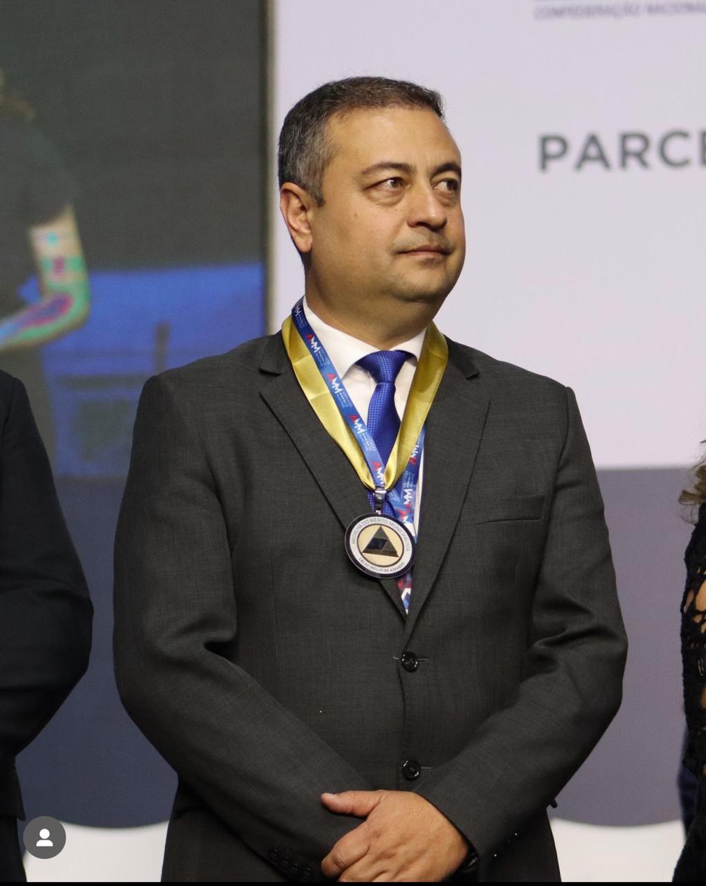 Prefeito de Alagoa e Presidente da AMAG recebe Medalha do Mérito Municipalista no Congresso Mineiro de Municípios