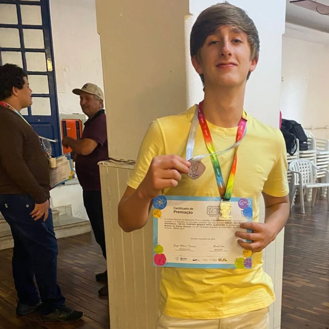 Hoje é um dia de grande orgulho para nossa escola. Celebramos a conquista de um aluno que, com muita dedicação, disciplina e amor pelo conhecimento, se destacou na Olimpíada Brasileira de Matemática das Escolas Públicas — a OBMEP.